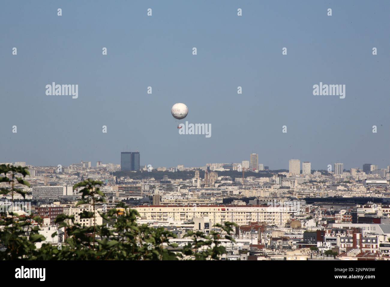 Montgolfière au-dessus de Paris. Ballon de Paris Generali prenant son envol depuis le Parc André Citroën. Vue du Parc de Saint-Cloud. Saint-Cloud. Ile Stockfoto