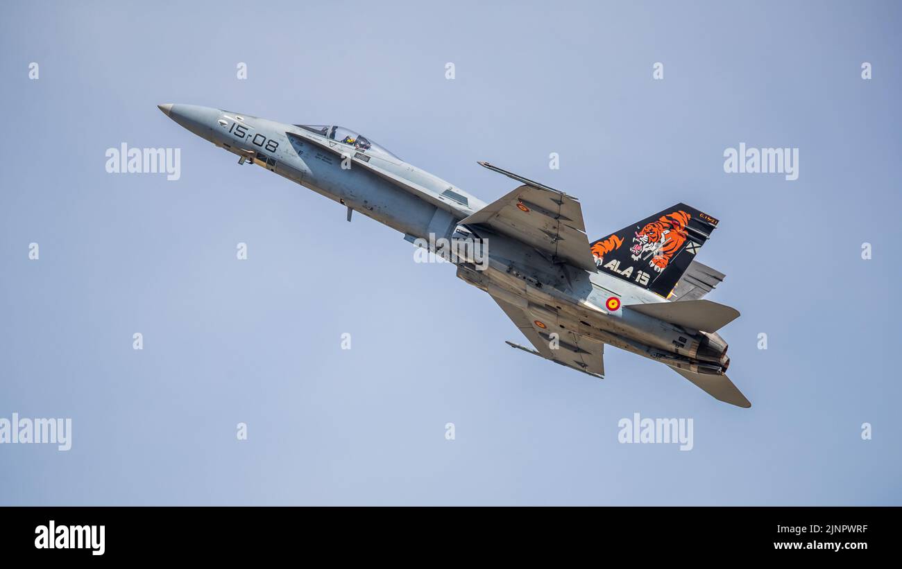 Spanische Luftwaffe - McDonnell Douglas EF-18M Hornet in der Luft beim Royal International Air Tattoo 2022 Stockfoto