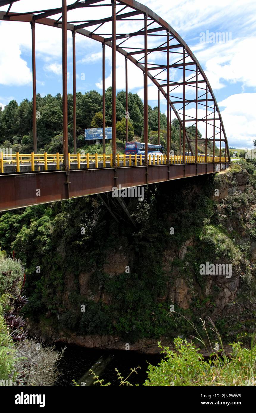 Steel Bridge über die Klippe Stockfoto