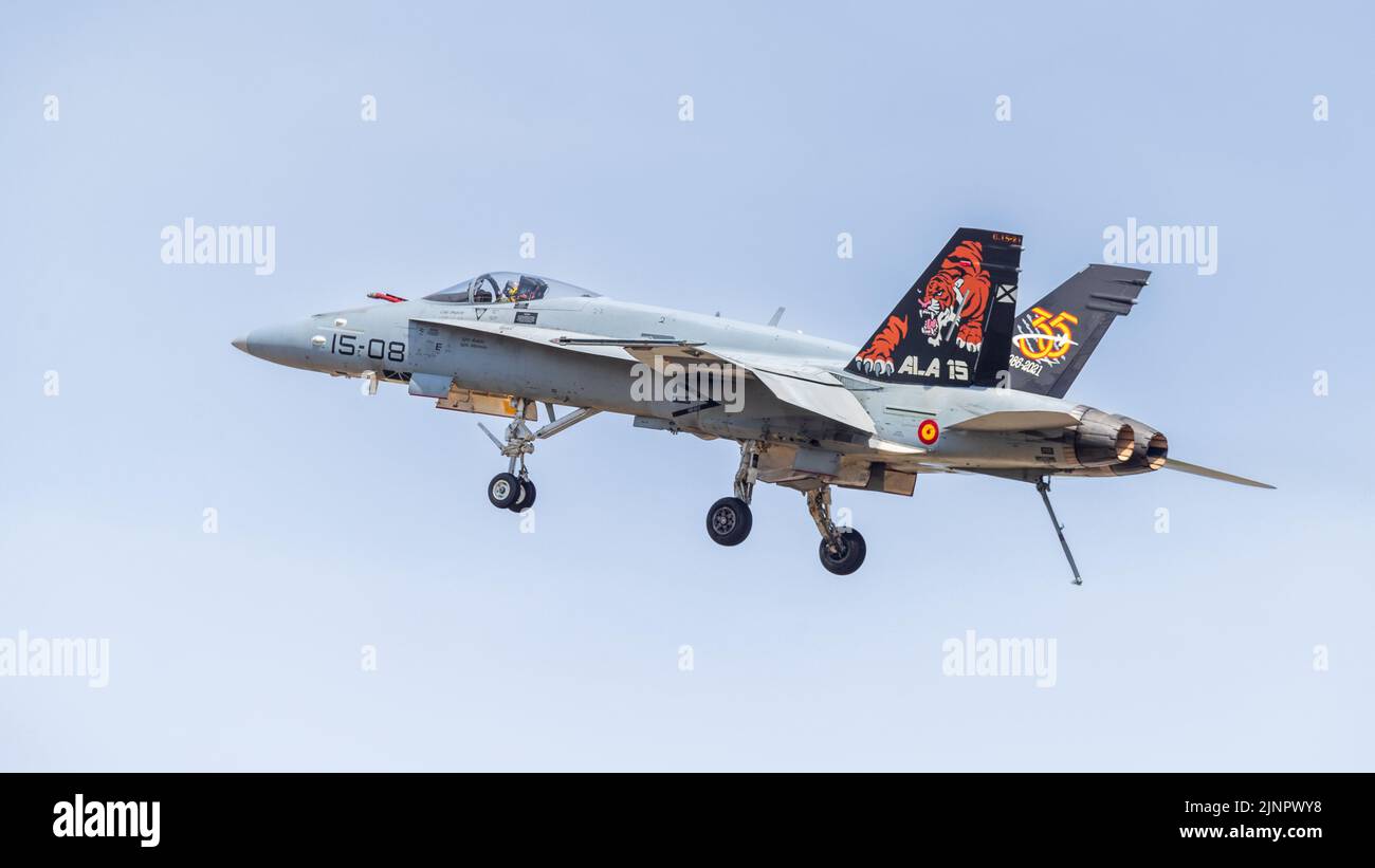 Spanische Luftwaffe - McDonnell Douglas EF-18M Hornet in der Luft beim Royal International Air Tattoo 2022 Stockfoto