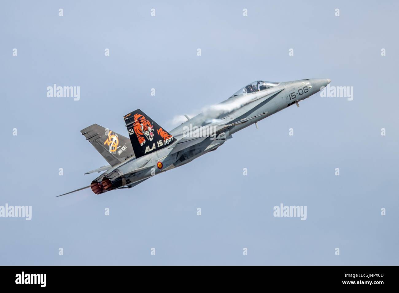 Spanische Luftwaffe - McDonnell Douglas EF-18M Hornet in der Luft beim Royal International Air Tattoo 2022 Stockfoto