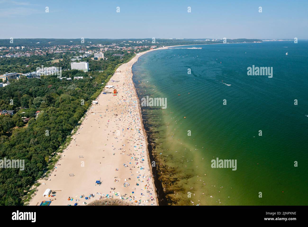 Ostseeküste, Menschen, die während des heißen Sommerwochenendes im Meer baden Stockfoto