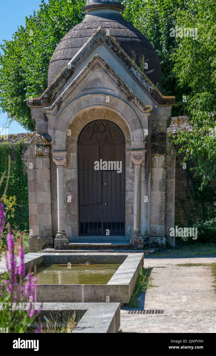 Kleines religiöses Gebäude im botanischen Garten der Kathedrale von Limoges, Frankreich Stockfoto