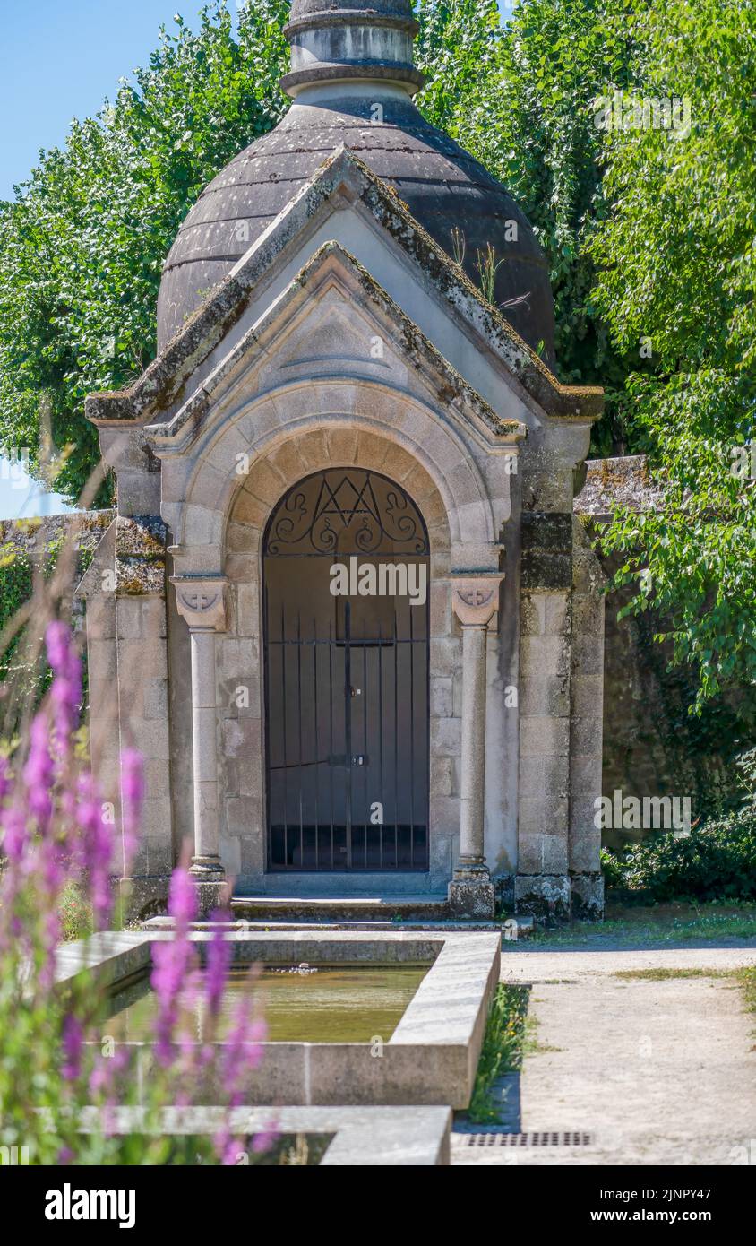 Kleines religiöses Gebäude im botanischen Garten der Kathedrale von Limoges, Frankreich Stockfoto
