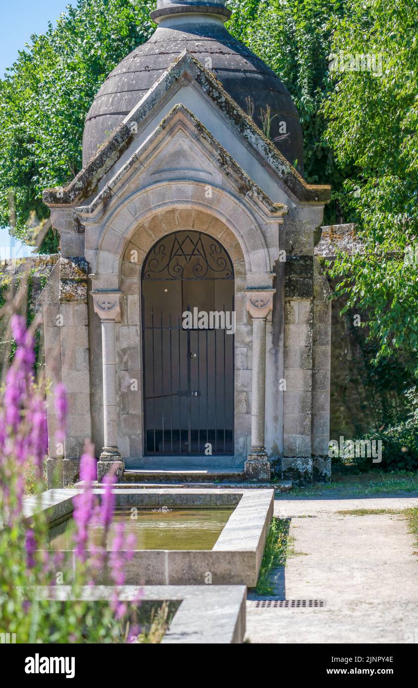 Kleines religiöses Gebäude im botanischen Garten der Kathedrale von Limoges, Frankreich Stockfoto