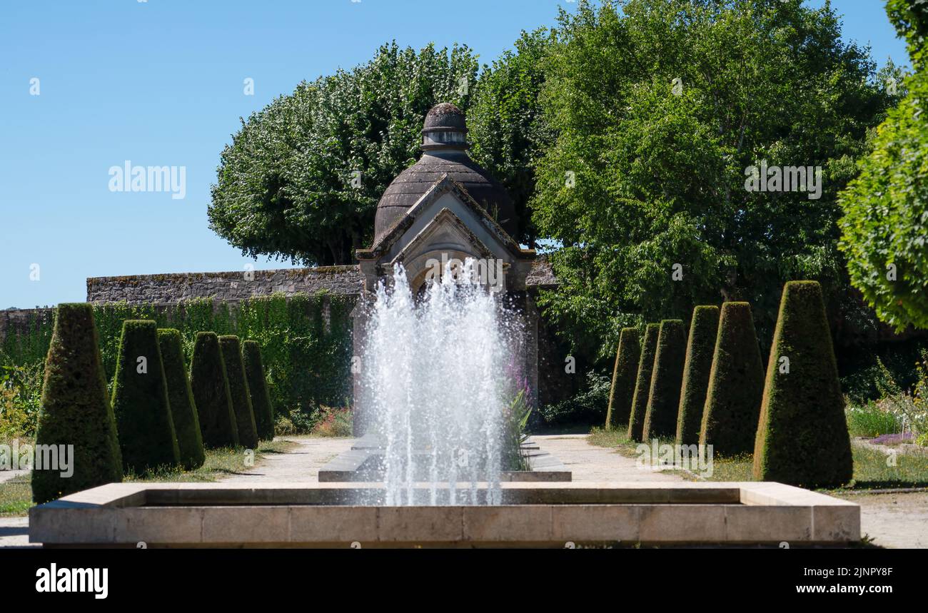 Kleines religiöses Gebäude im botanischen Garten der Kathedrale von Limoges, Frankreich Stockfoto