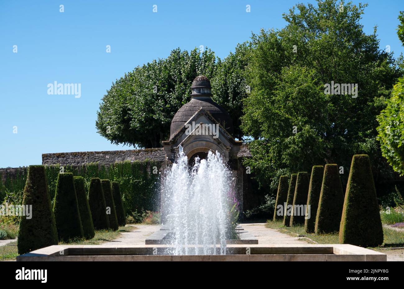 Kleines religiöses Gebäude im botanischen Garten der Kathedrale von Limoges, Frankreich Stockfoto