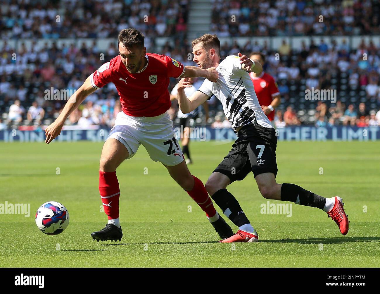 Barnleys Conor McCarthy (links) und Tom Barkhuizen von Derby County kämpfen während des Sky Bet League One-Spiels im Pride Park Stadium, Derby, um den Ball. Bilddatum: Samstag, 13. August 2022. Stockfoto