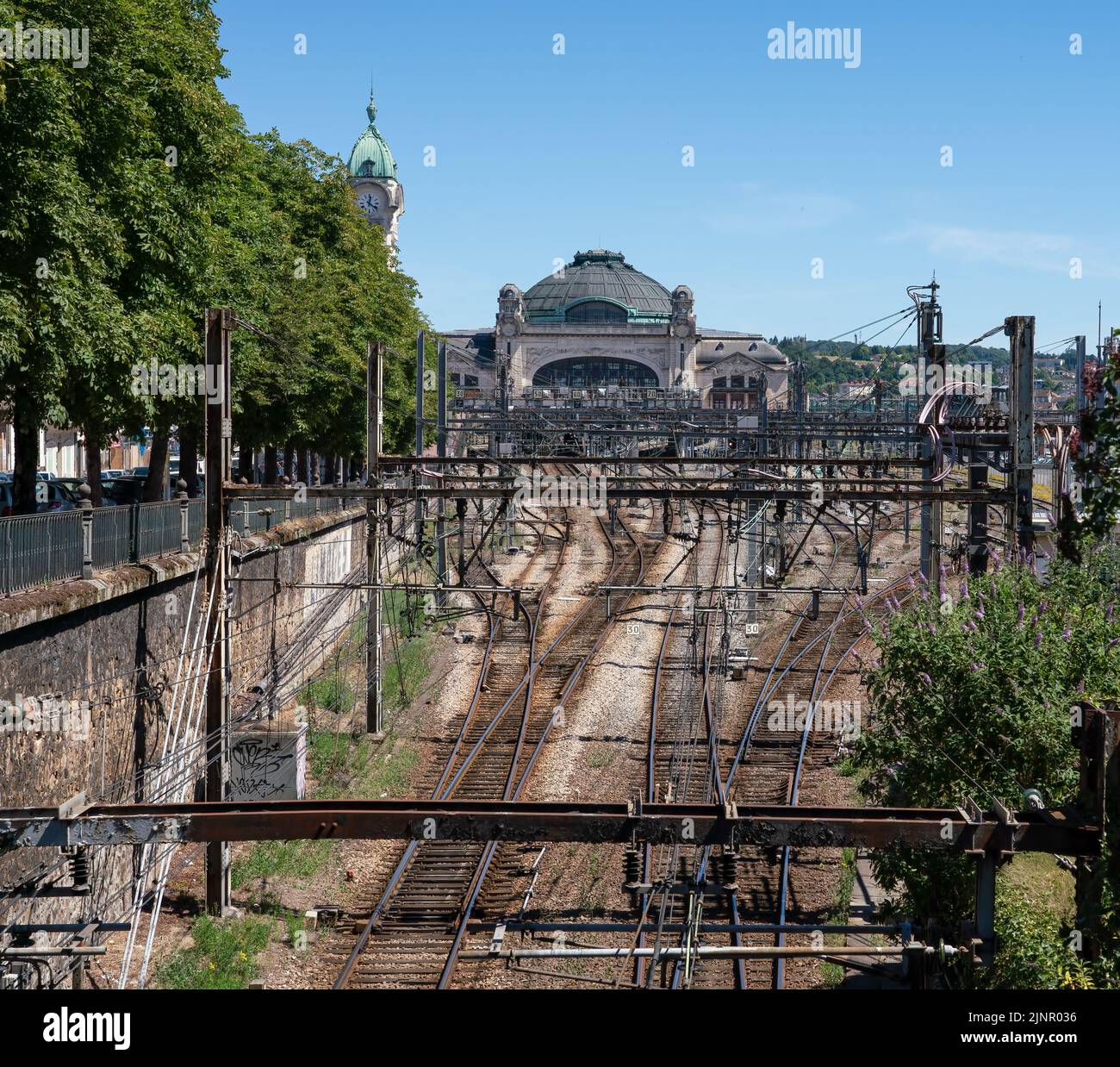 Elektrisiert werden die Bahngleise zum Gare de Limoges-Bénédictins, einem berühmten Bahnhof in Limoges Frankreich Stockfoto