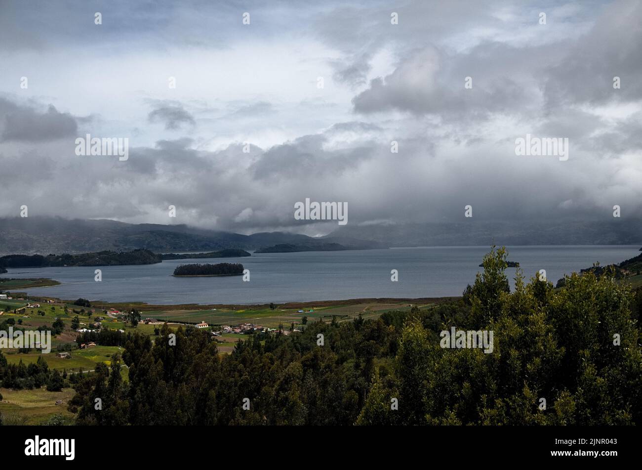 Panoramablick auf einen See bei bewölktem Wetter mit einer Insel in der Mitte Stockfoto
