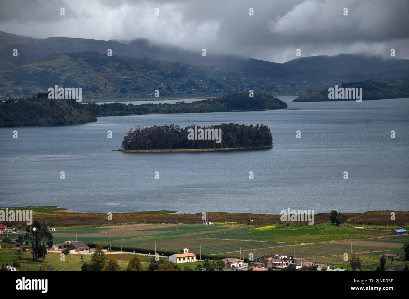 Panoramablick auf eine Insel inmitten eines Sees Stockfoto
