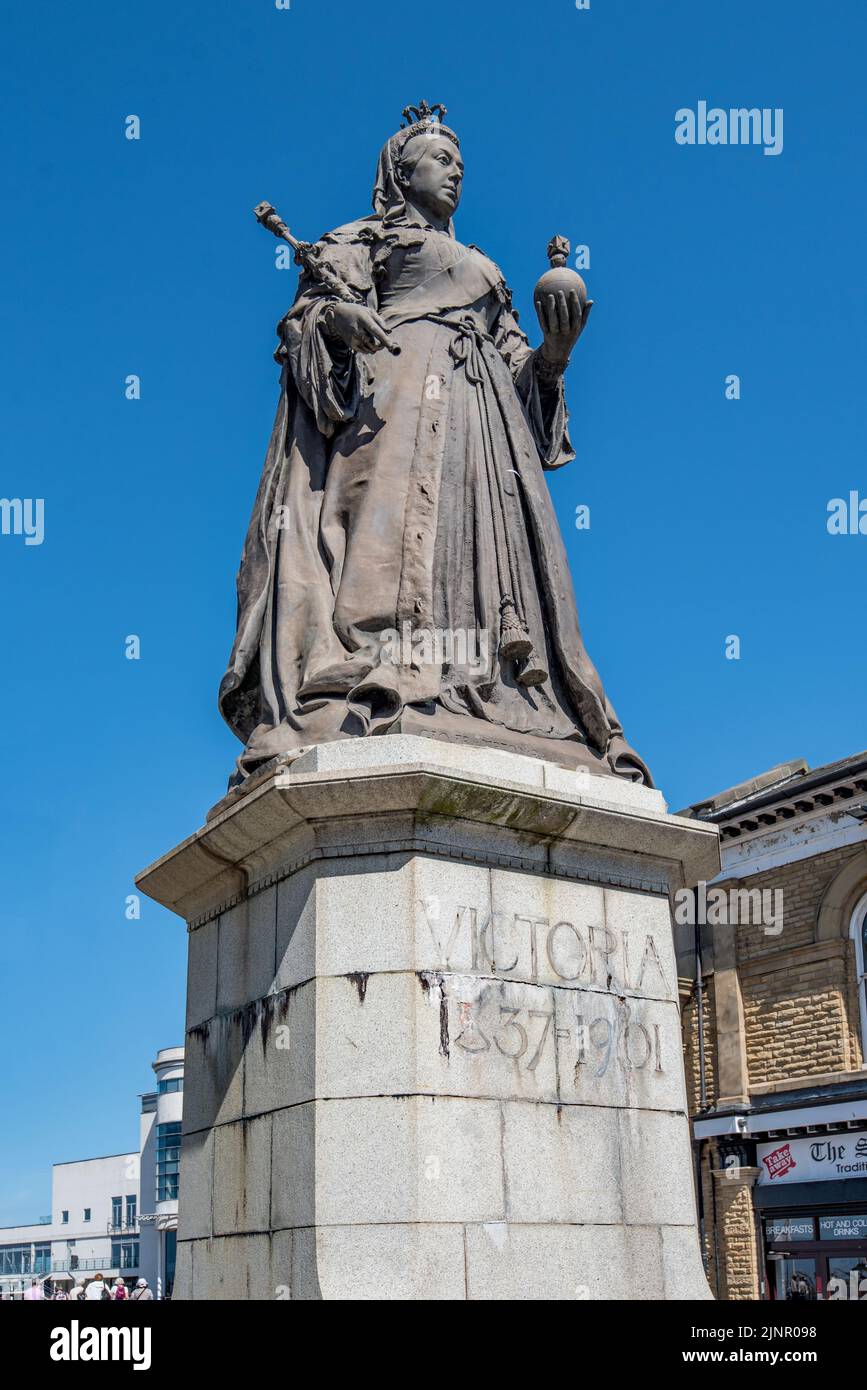 Denkmal der Königin Victoria. Ein denkmalgeschütztes Gebäude in Southport, Sefton. Auf der Insel an der Kreuzung mit Promenade & komplett mit Zepter & Orb. Stockfoto