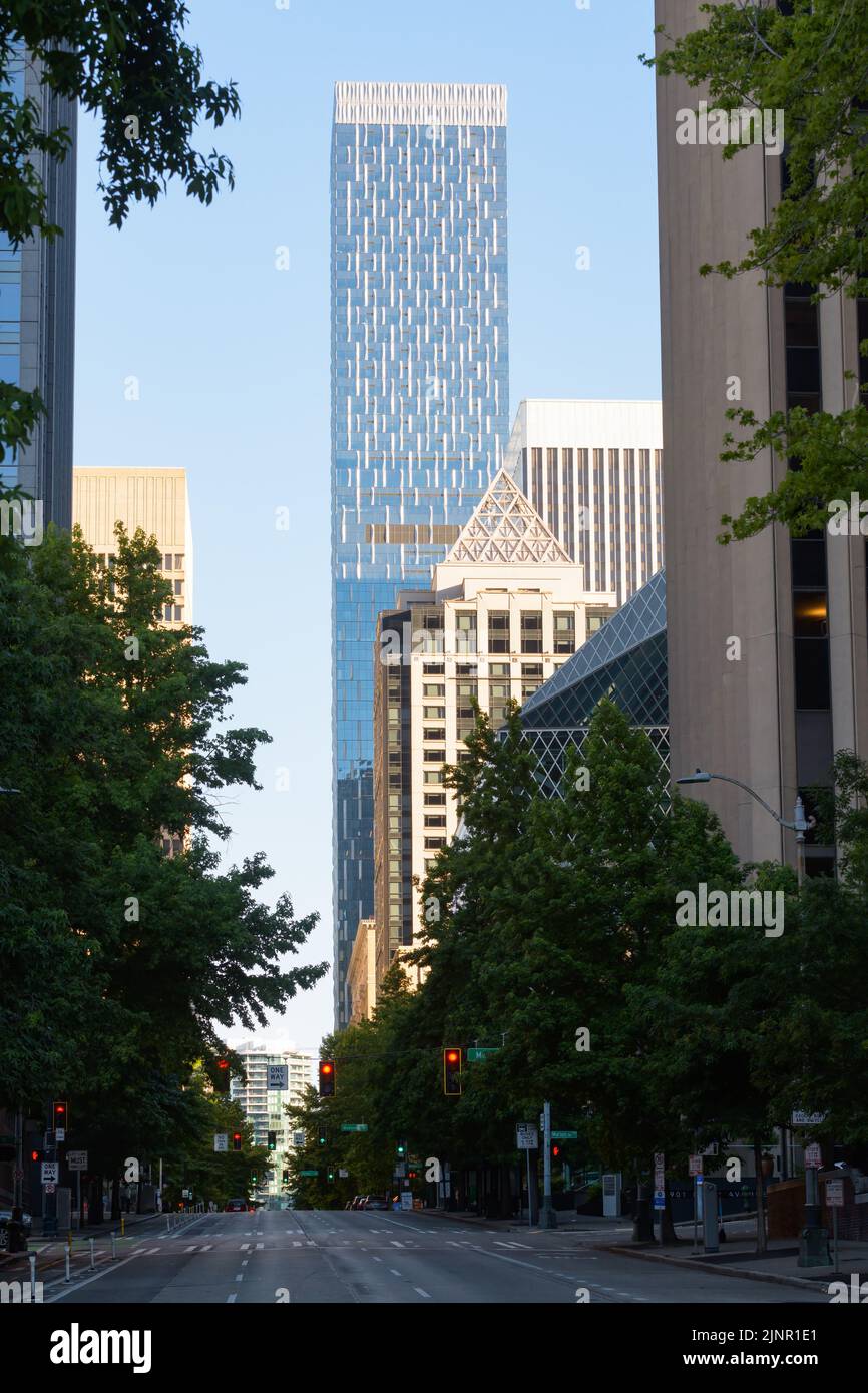Seattle - 07. August 2022; Blick nach Norden entlang der 4. Avenue Seattle mit dem Rainier Square Tower Stockfoto