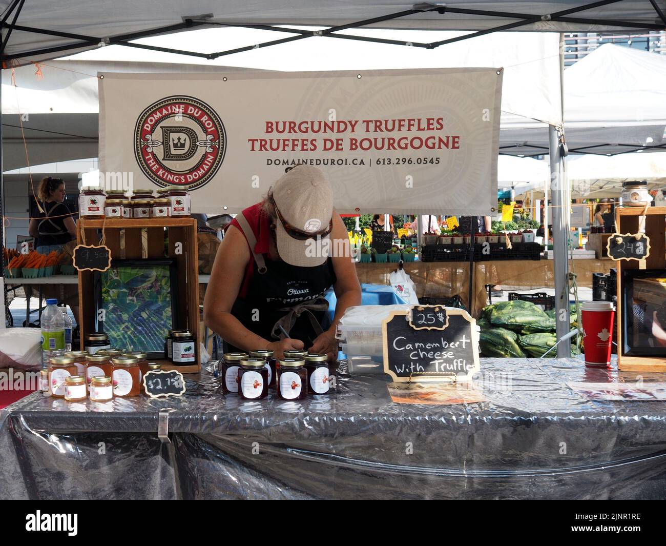 Szenen vom Farmer's Market am Lansdowne Place. Burgunder Trüffelstand. Ottawa, ON, Kanada. Stockfoto