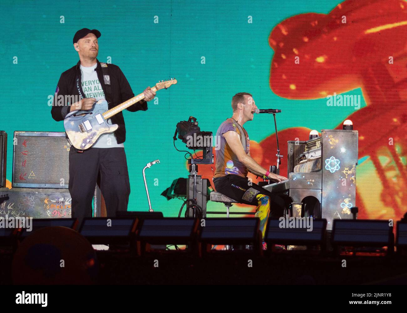 London, Großbritannien. 12. August 2022. Jonny Buckland und Chris Martin von Coldplay führen die Music of the Spheres World Tour im Wembley Stadium in London, England, durch. Kredit: S.A.M./Alamy Live Nachrichten Stockfoto