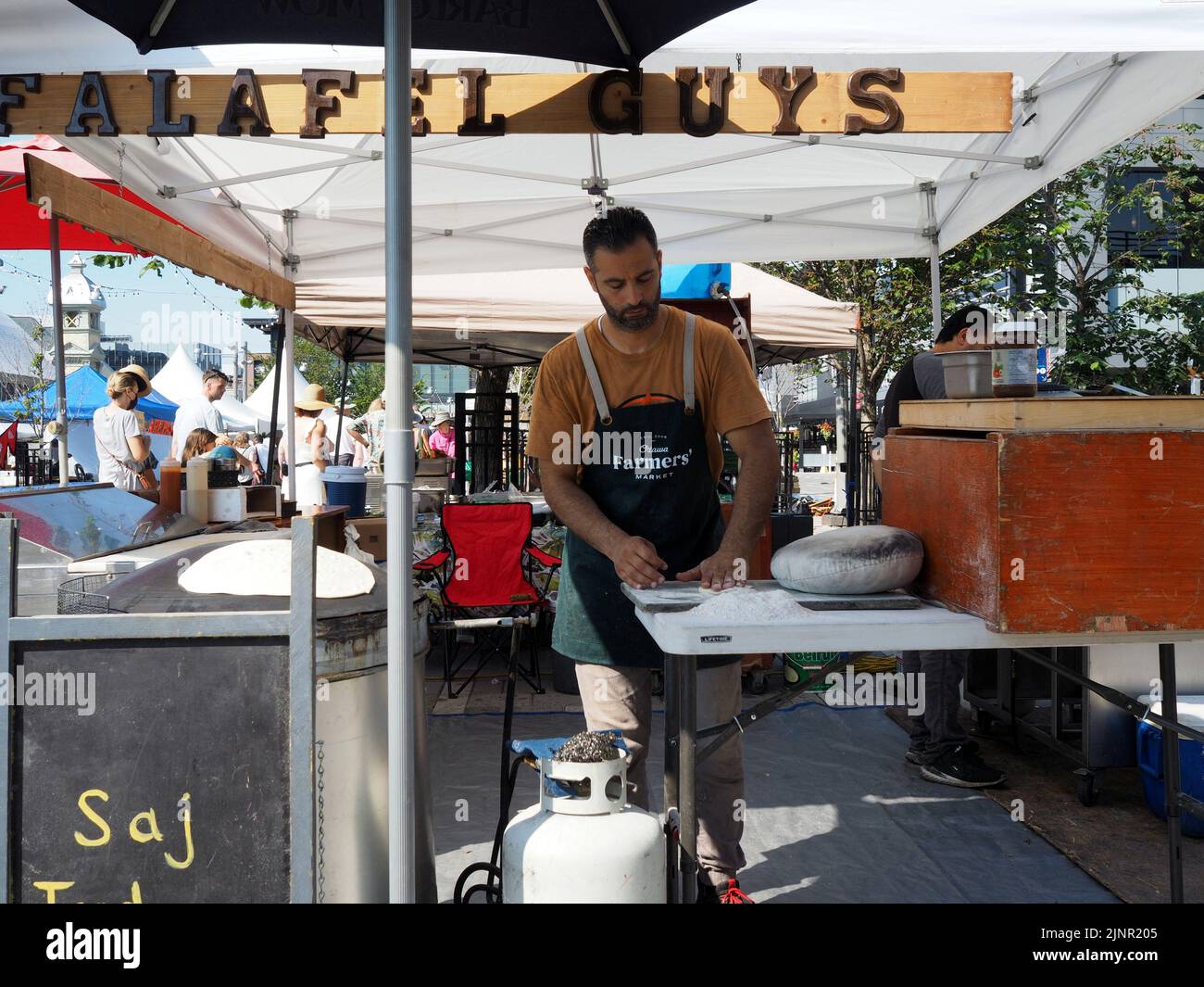 Szenen vom Farmer's Market am Lansdowne Place. Traditionelle Falafel Jungs tun ihr Ding. Ottawa, ON, Kanada Stockfoto