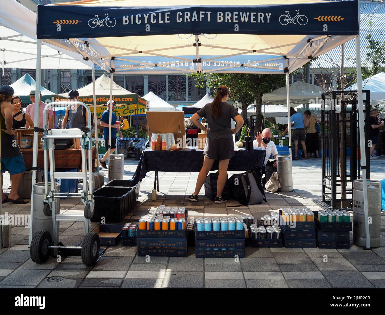Szenen vom Farmer's Market am Lansdowne Place. Fahrrad Craft Brewery Zelt. Ottawa, ON, Kanada. Stockfoto