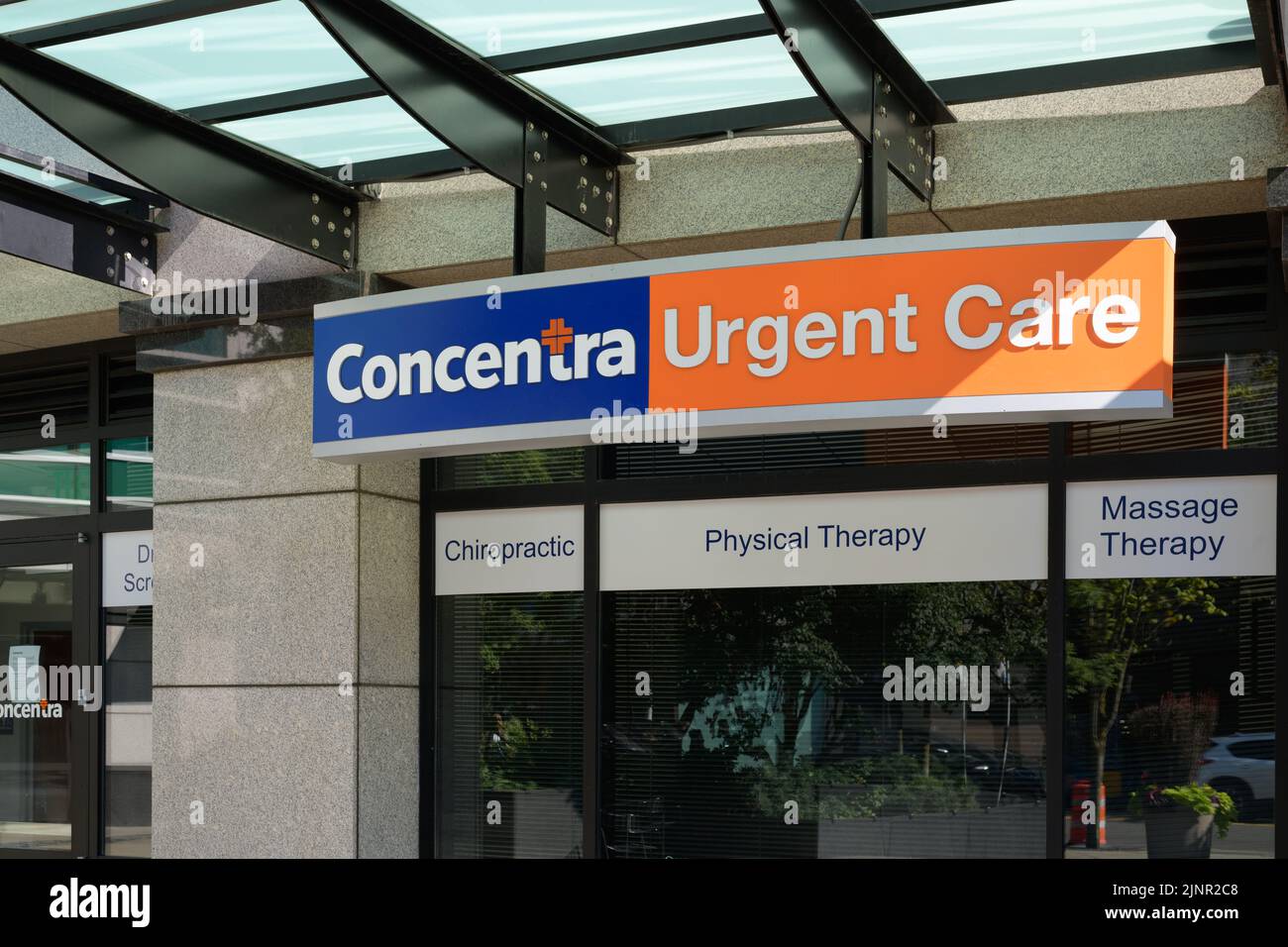 Seattle - 07. August 2022; Schild am Concentra Urgent Care Gebäude in Seattle in Orange und Blau Stockfoto