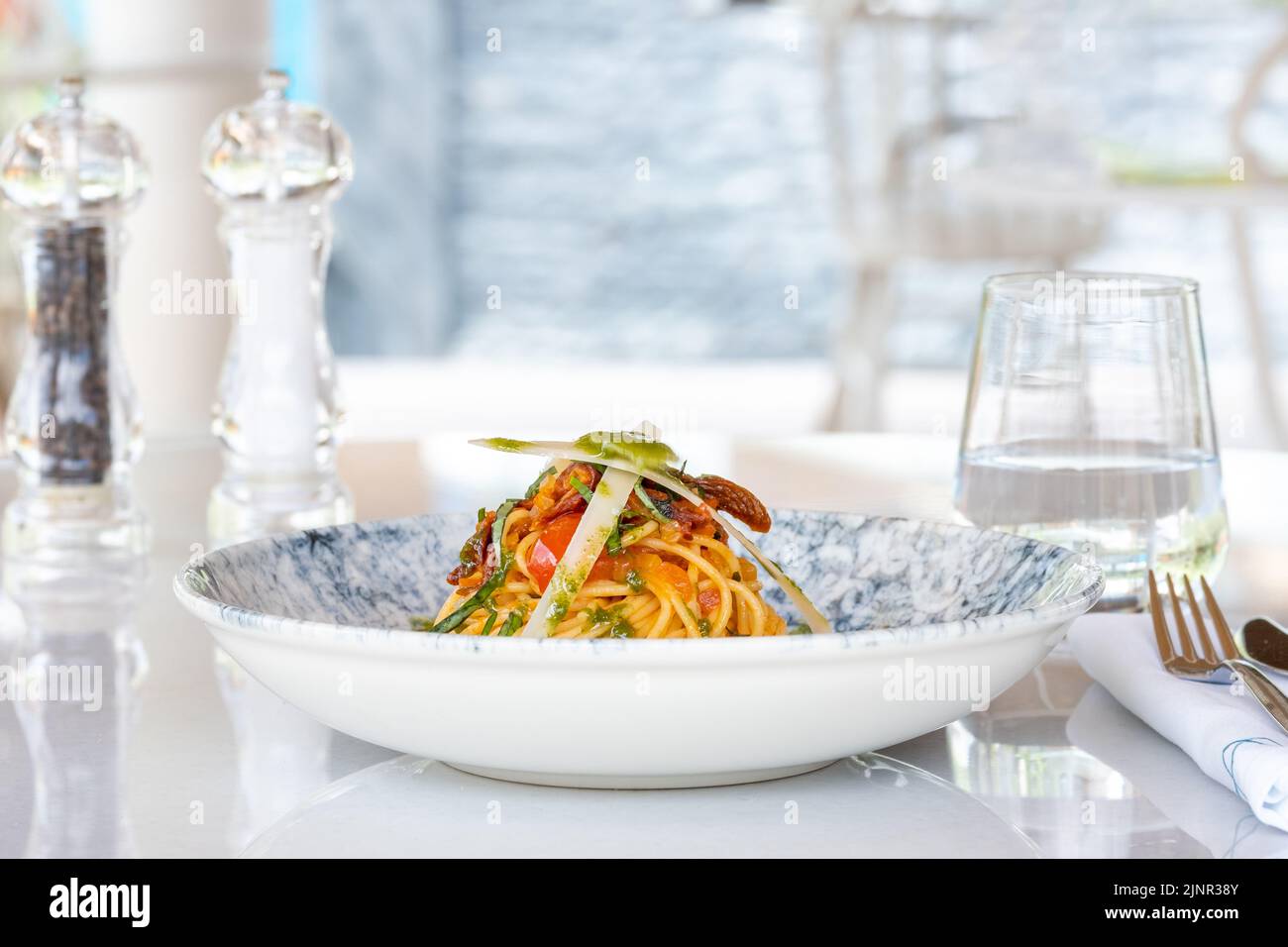 Spaghetti mit einer würzigen Sauce, Chili, Pfeffer und geriebenem Parmesan Stockfoto