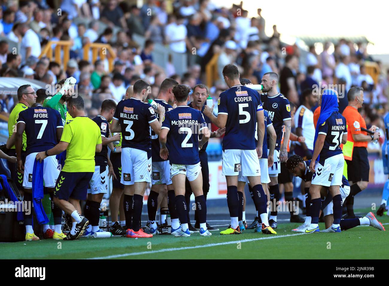 Millwall-Manager Gary Rowett (Mitte) mit seinen Spielern während einer Wasserpause während des Sky Bet Championship-Spiels in Den, London. Bilddatum: Samstag, 13. August 2022. Stockfoto