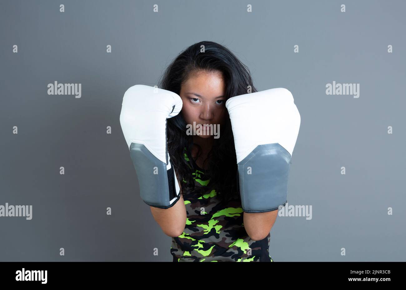 Junge asiatische Ethnie Frau mit Boxhandschuhen Stockfoto