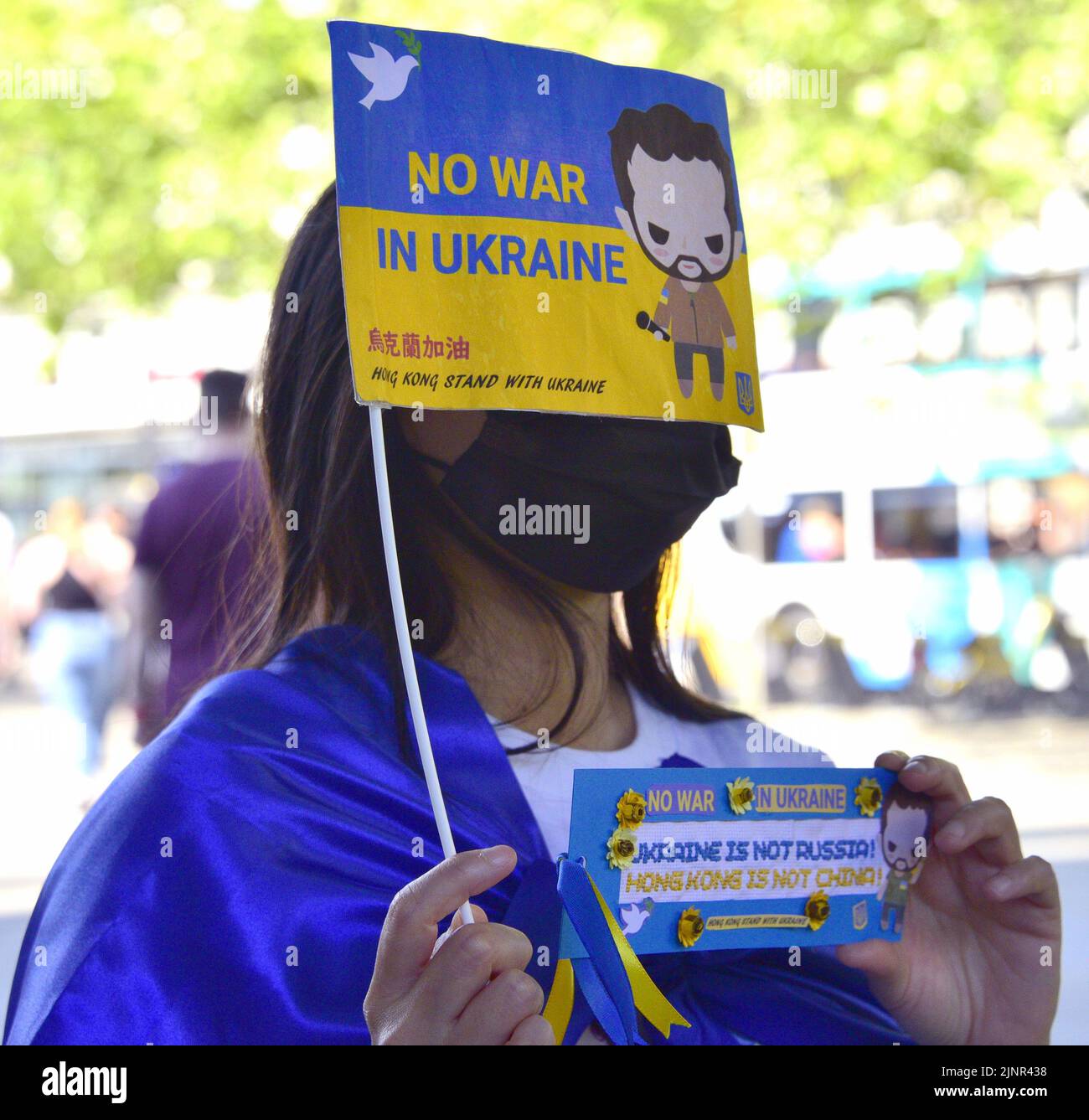 Manchester, Großbritannien, 13.. August 2022. Eine Frau hält ein kleines „kein Krieg in der Ukraine“-Wimpel. „Manchester steht mit der Ukraine“, eine Anti-Kriegs-Kundgebung, ein Protest gegen die russische Invasion der Ukraine, in Piccadilly Gardens, im Zentrum von Manchester, England, Vereinigtes Königreich. Die Proteste werden vom Ukrainischen Kulturzentrum, Manchester, organisiert. An diesem Samstag, dem 25.., wurde dieser Protest abgehalten, um die Aufmerksamkeit auf den anhaltenden Krieg zu lenken und um Unterstützung für die Ukraine zu suchen. Quelle: Terry Waller/Alamy Live News Stockfoto