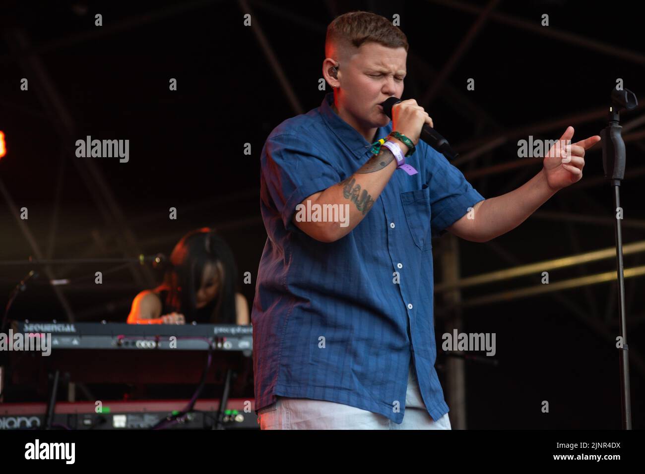 Boomtown Festival, Winchester, Großbritannien 12. August 2022 Kae Tempsest tritt auf Grand Central in Boomtown 2022 auf Credit: Denise Laura Baker/Alamy Live News Credit: Denise Laura Baker/Alamy Live News Stockfoto