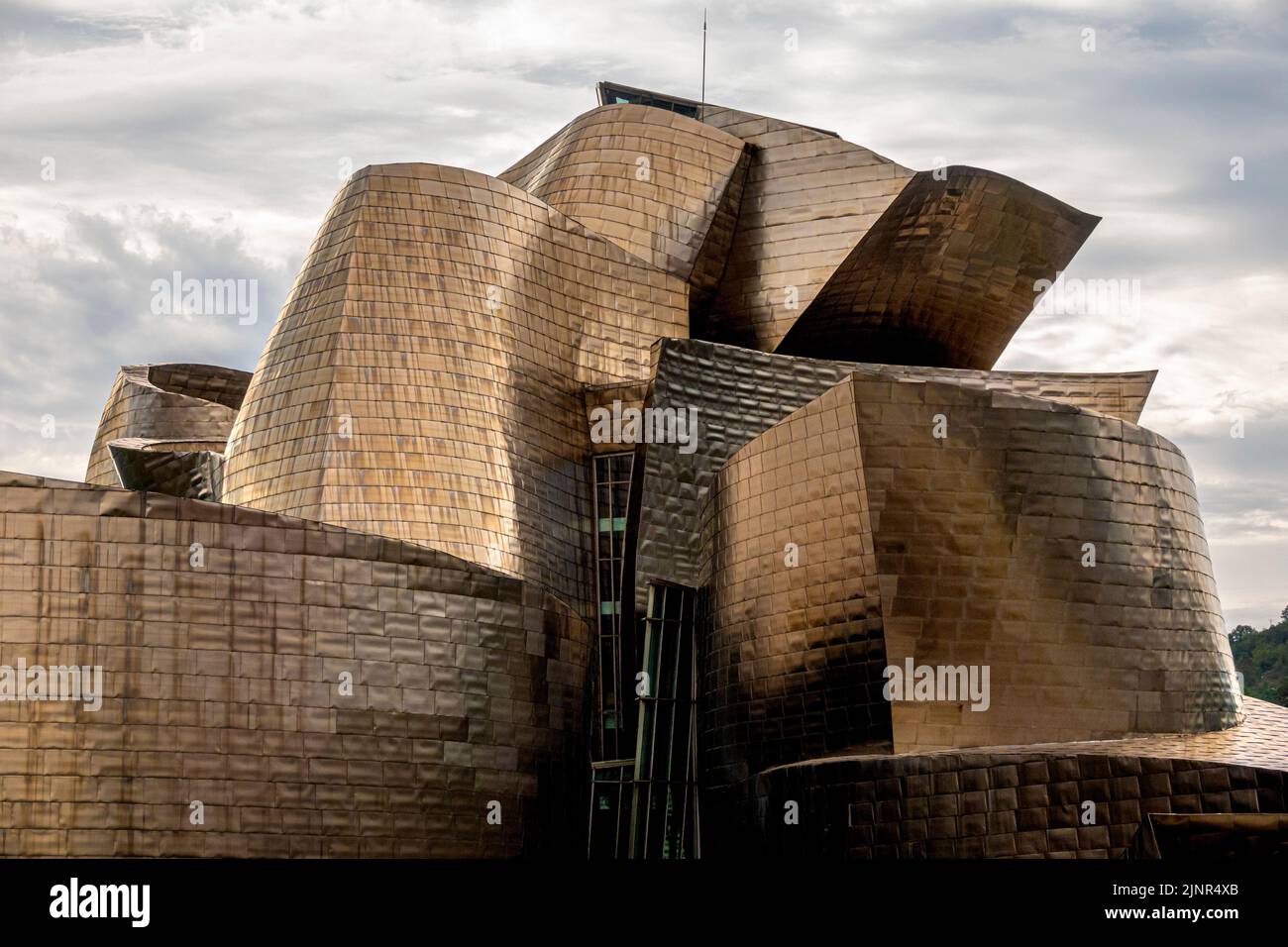 BILBAO, SPANIEN - 9. SEPTEMBER 2019: Detailansicht des Guggenheim Museums in Bilbao, Biskaya, Baskenland, Spanien Stockfoto