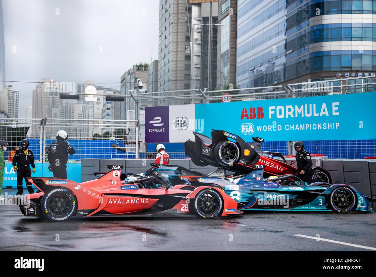 Crash, Unfall in der ersten Runde des Rennens für 28 ASKEW Oliver (usa), Avalanche Andretti Formel E, BMW iFE.21, Action 03 TURVEY Oliver (gbr), NIO 333 FE Team, Nio 333 001, Action 23 BUEMI Sebastien (SWI), Nissan e.Dams, Nissan IM03, Action 17 DE VRIES Nyck (nld), Mercedes-EQ Silver Arrow 02, Aktion während des Seoul ePrix 2022, 10. Treffen der ABB FIA Formel E Weltmeisterschaft 2021-22, auf dem Seoul Street Circuit vom 12. Bis 14. August in Seoul, Südkorea - Foto: Germain Hazard/DPPI/LiveMedia Stockfoto