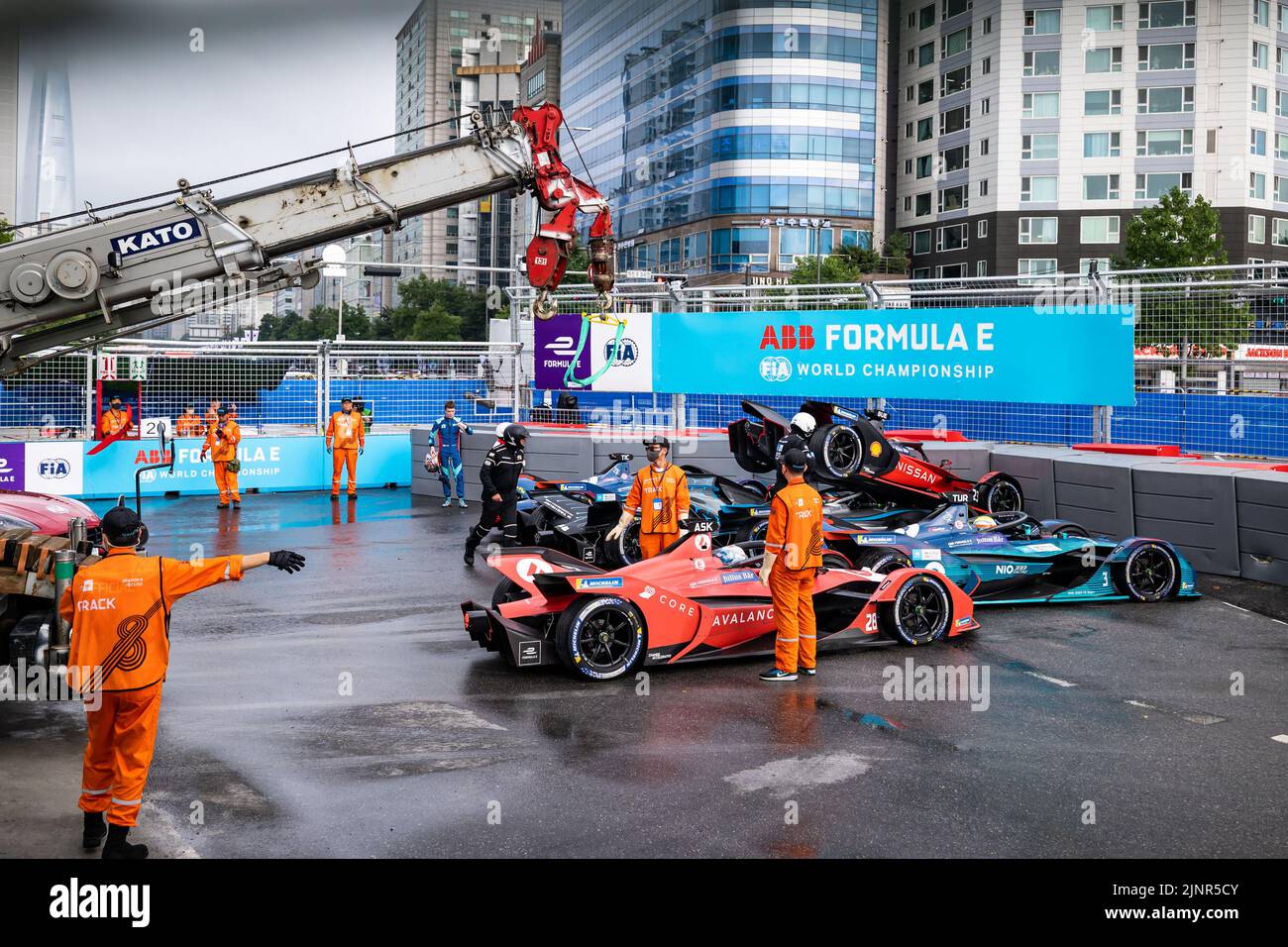 Crash, Unfall in der ersten Runde des Rennens für 28 ASKEW Oliver (usa), Avalanche Andretti Formel E, BMW iFE.21, Action 03 TURVEY Oliver (gbr), NIO 333 FE Team, Nio 333 001, Action 23 BUEMI Sebastien (SWI), Nissan e.Dams, Nissan IM03, Action 17 DE VRIES Nyck (nld), Mercedes-EQ Silver Arrow 02, Aktion während des Seoul ePrix 2022, 10. Treffen der ABB FIA Formel E Weltmeisterschaft 2021-22, auf dem Seoul Street Circuit vom 12. Bis 14. August in Seoul, Südkorea - Foto: Germain Hazard/DPPI/LiveMedia Stockfoto