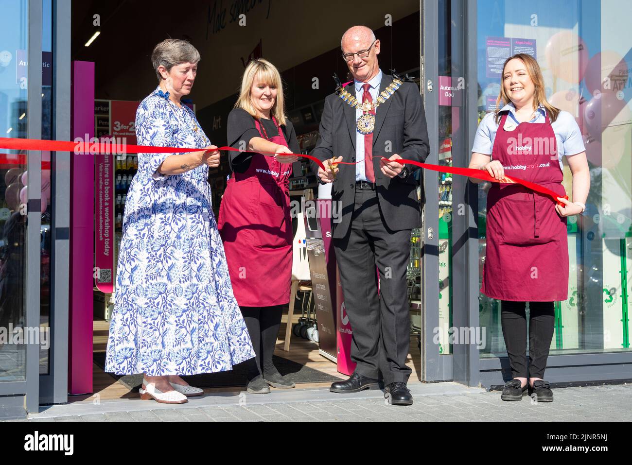 Offizielle Eröffnung eines neuen Hobbycraft-Stores in Southend on Sea, Essex, Großbritannien. Der Bürgermeister von Southend, Ratsmitglied Kevin Robinson, bei der Zeremonie zum Schneiden von Bändern Stockfoto