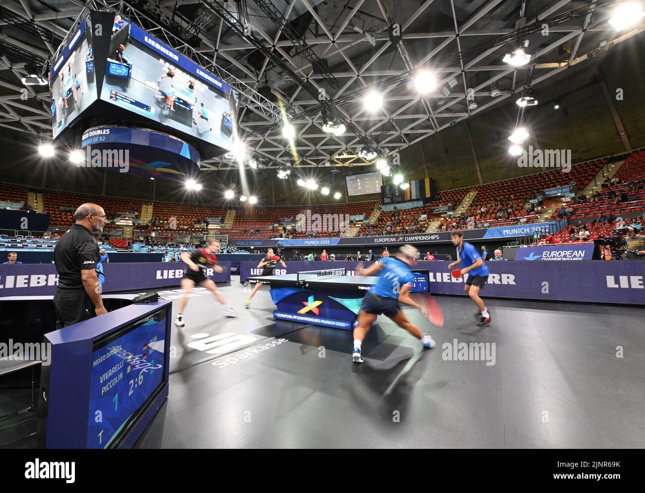 München, Deutschland. 13. August 2022. Europameisterschaften, Europameisterschaft, Tischtennis, Doppel, Gemischt, 2. Runde, Rudi-Sedlmayer-Halle. Die Deutsche Benedikt Duda und Sabine Winter im Einsatz gegen das italienische Team Piccolin und Vivarelli. Quelle: Angelika Warmuth/dpa/Alamy Live News Stockfoto