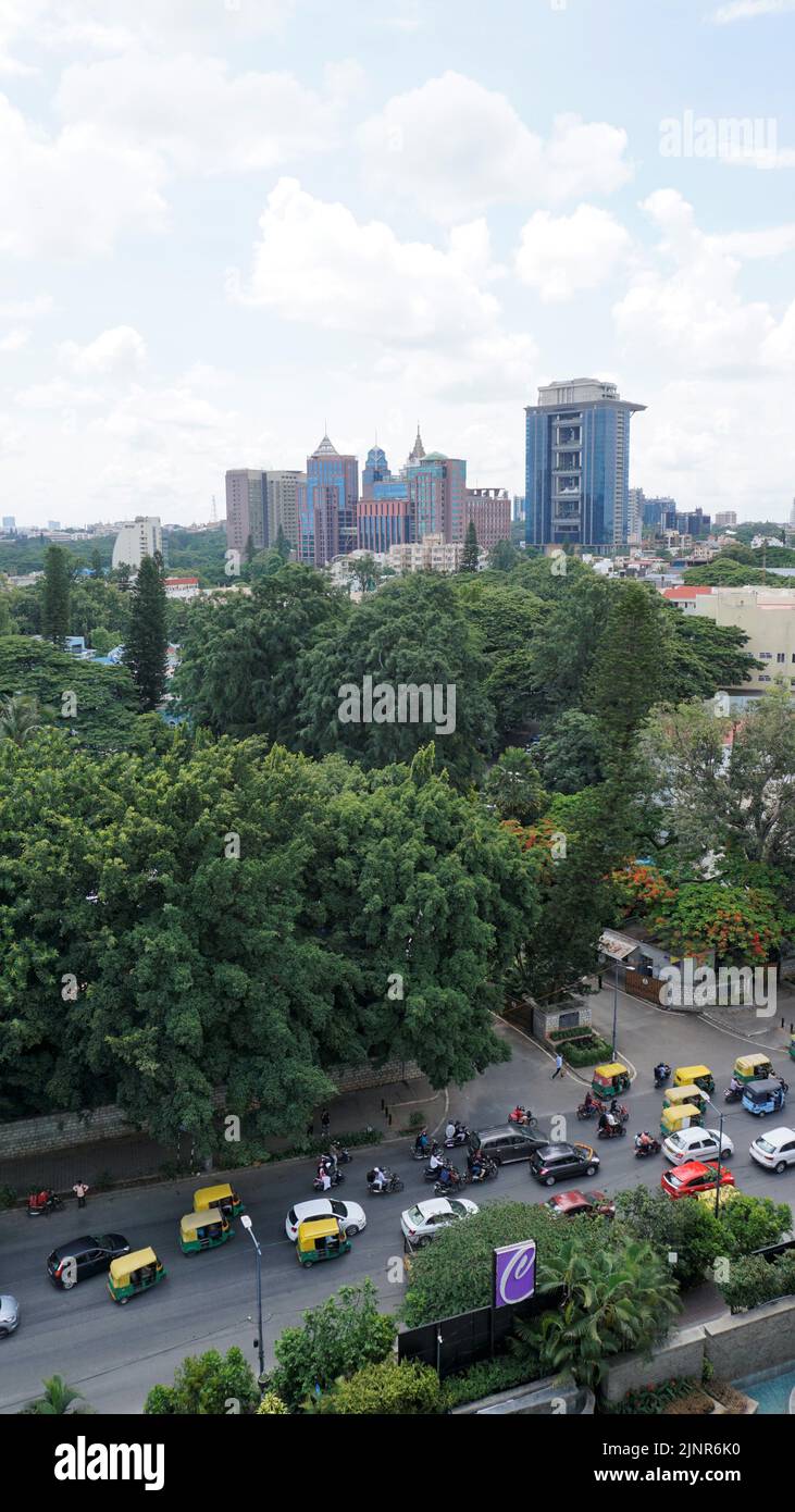 Bangalore, Karnataka, Indien-Juni 19 2022: Blick auf Bangalore Stadtbild von der Terrasse des Chancery Pavilion Hotel mit belebter Straße von Bangalore Stadt. Stadion Stockfoto