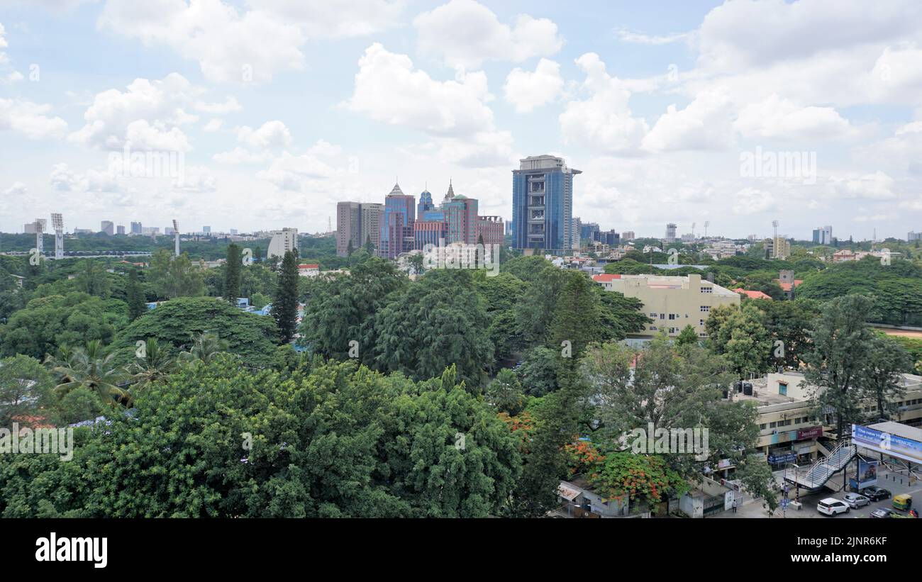 Bangalore, Karnataka, Indien-Juni 19 2022: Blick auf Bangalore Stadtbild von der Terrasse des Chancery Pavilion Hotel mit belebter Straße von Bangalore Stadt. Stadion Stockfoto