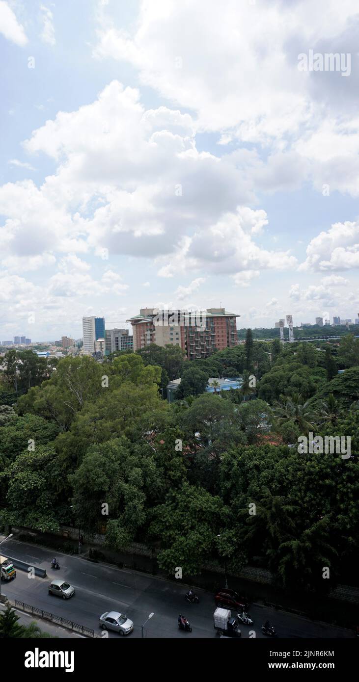 Bangalore, Karnataka, Indien-Juni 19 2022: Blick auf Bangalore Stadtbild von der Terrasse des Chancery Pavilion Hotel mit belebter Straße von Bangalore Stadt. Stadion Stockfoto