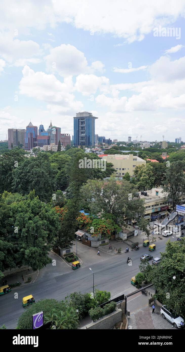 Bangalore, Karnataka, Indien-Juni 19 2022: Blick auf Bangalore Stadtbild von der Terrasse des Chancery Pavilion Hotel mit belebter Straße von Bangalore Stadt. Stadion Stockfoto