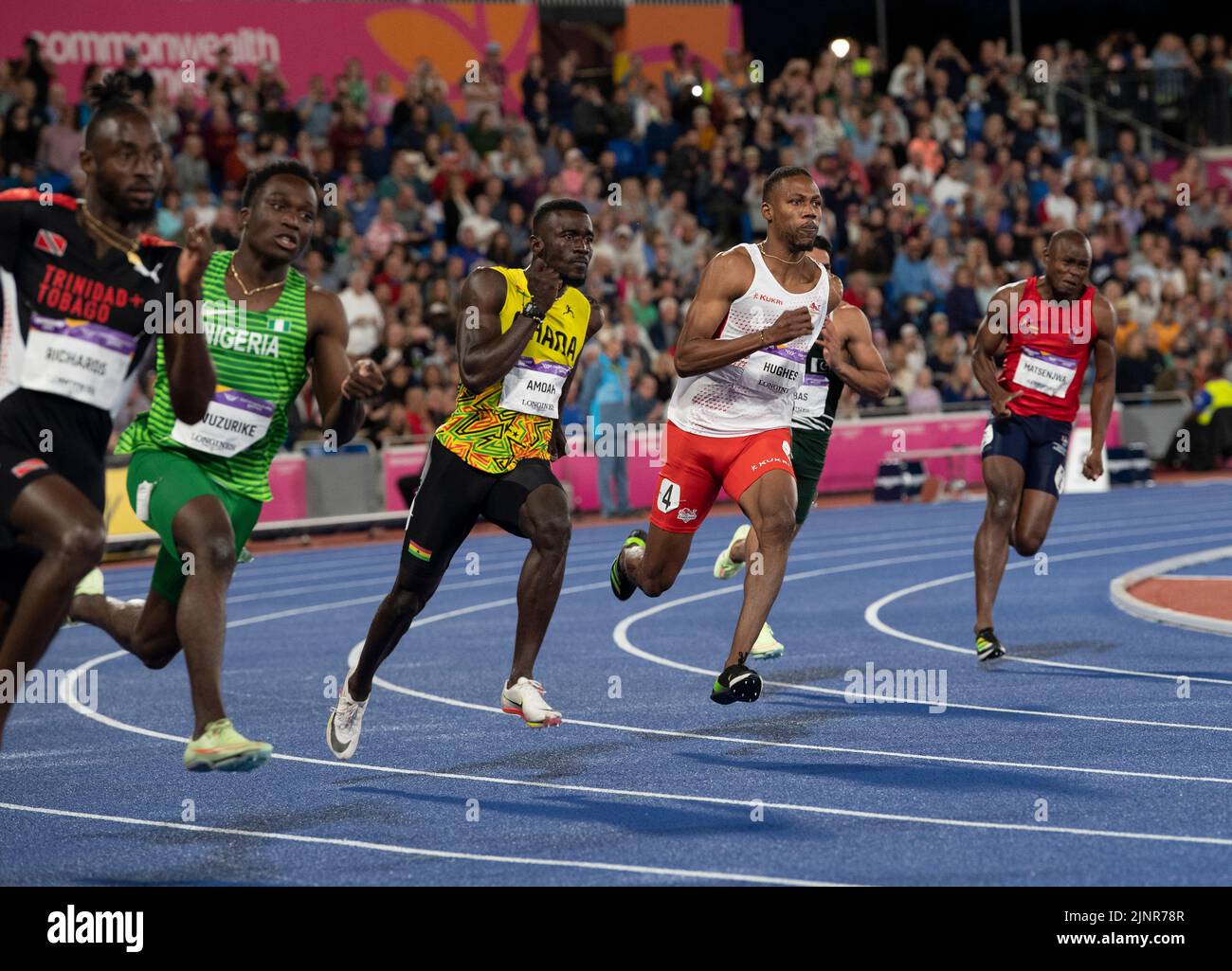 Joseph Paul Amoah aus Ghana und Zharnel Hughes aus England, die bei den Commonwealth Games im Alexander Stadium, Birmingham, im Herrenfinale 200m gegeneinander antreten, Stockfoto