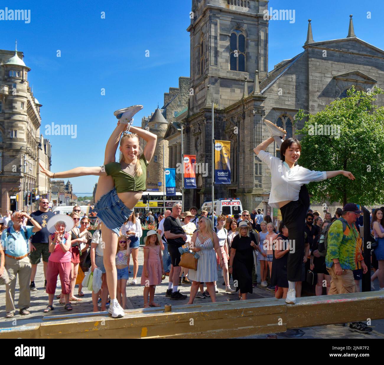 EDINBURGH FESTIVAL AM RANDE DER 2022 ROYAL MILE GYMNASTIK DURCH DIE AKROBATEN DER GRUPPE BOOM Stockfoto
