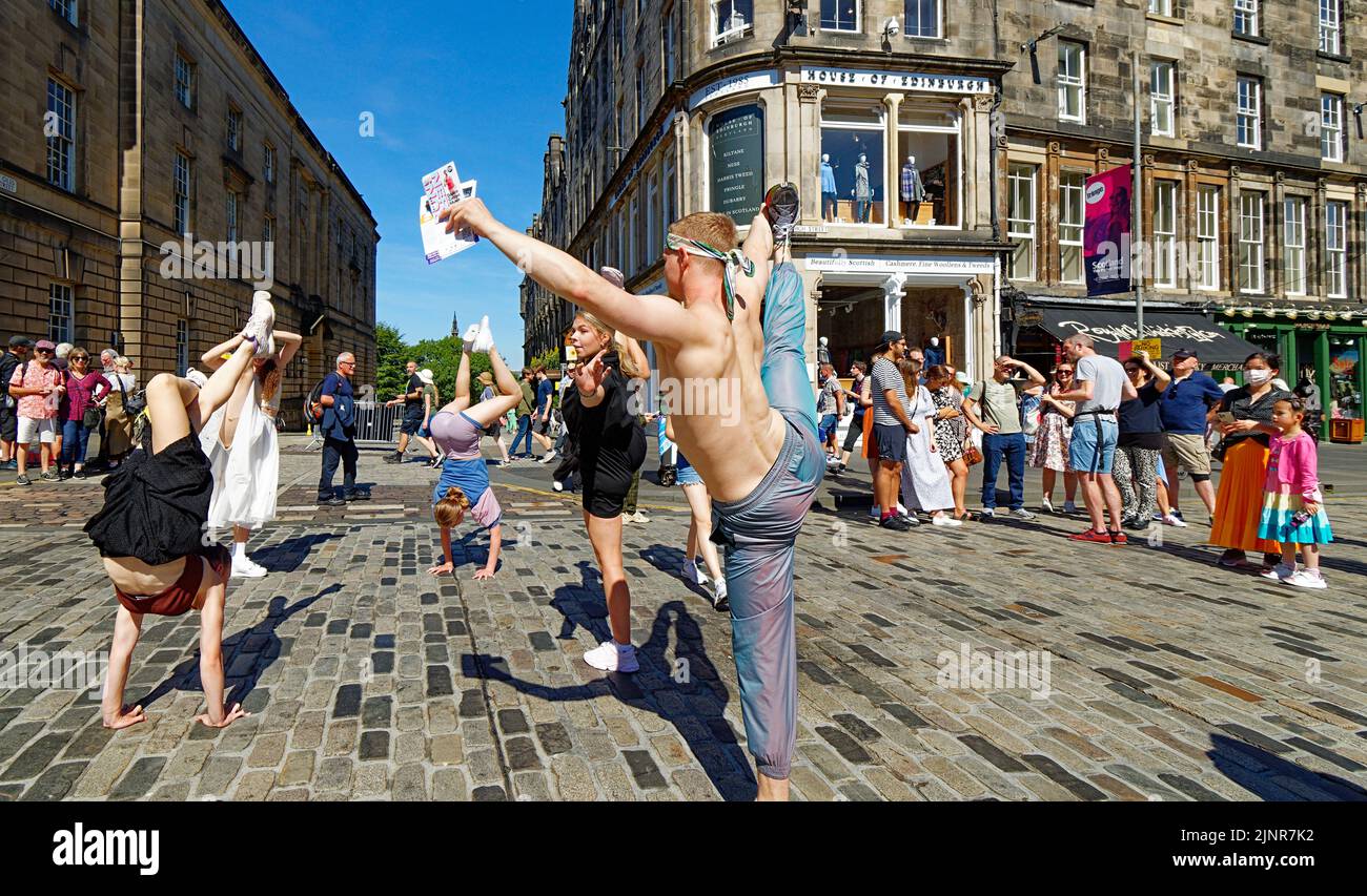 EDINBURGH FESTIVAL AM RANDE DER 2022 ROYAL MILE DIE HERVORRAGENDEN AKROBATEN DER GRUPPE BOOMEN Stockfoto