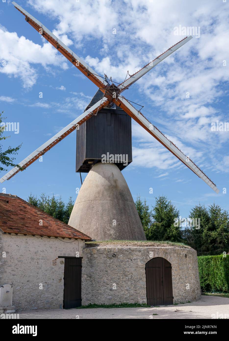 Le Moulin St Jacques, eine frühe nordafrikanische Windmühle, die in Frankreich importiert und rekonstruiert wurde Stockfoto