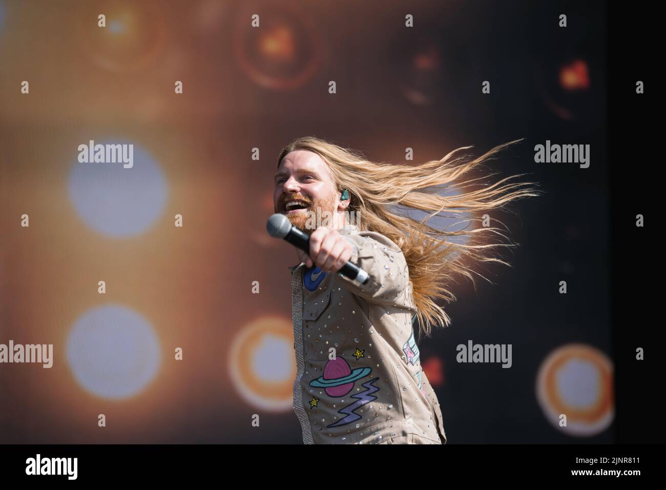 Newquay, Cornwall, Großbritannien. 13.. August 2022. Sam Ryder tritt auf der Hauptbühne beim Boardmasters Festival 2022 auf. Quelle: Sam Hardwick/Alamy. Stockfoto