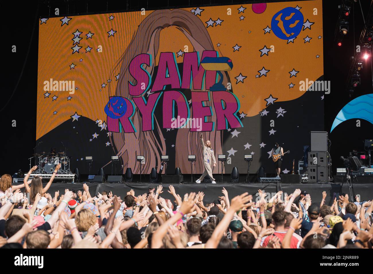 Newquay, Cornwall, Großbritannien. 13.. August 2022. Sam Ryder tritt auf der Hauptbühne beim Boardmasters Festival 2022 auf. Quelle: Sam Hardwick/Alamy. Stockfoto