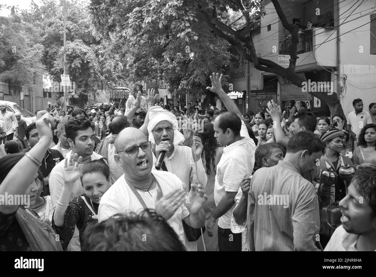 Neu-Delhi, Indien Juli 01 2022 - Eine riesige Versammlung von Anhängern aus verschiedenen Teilen von Delhi anlässlich der ratha yatra oder rathyatra. Rath für Lord Stockfoto