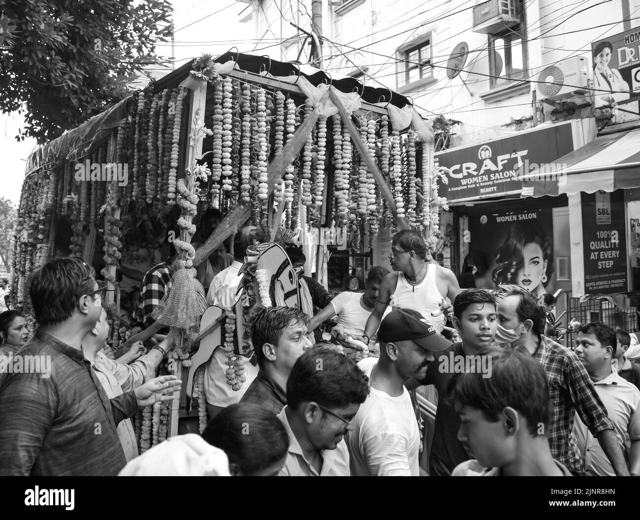 Neu-Delhi, Indien Juli 01 2022 - Eine riesige Versammlung von Anhängern aus verschiedenen Teilen von Delhi anlässlich der ratha yatra oder rathyatra. Rath für Lord Stockfoto Neu-Delhi, Indien Juli 01 2022 - Eine riesige Versammlung von Anhängern aus verschiedenen Teilen von Delhi anlässlich der ratha yatra oder rathyatra. Rath für Lord Stockfoto