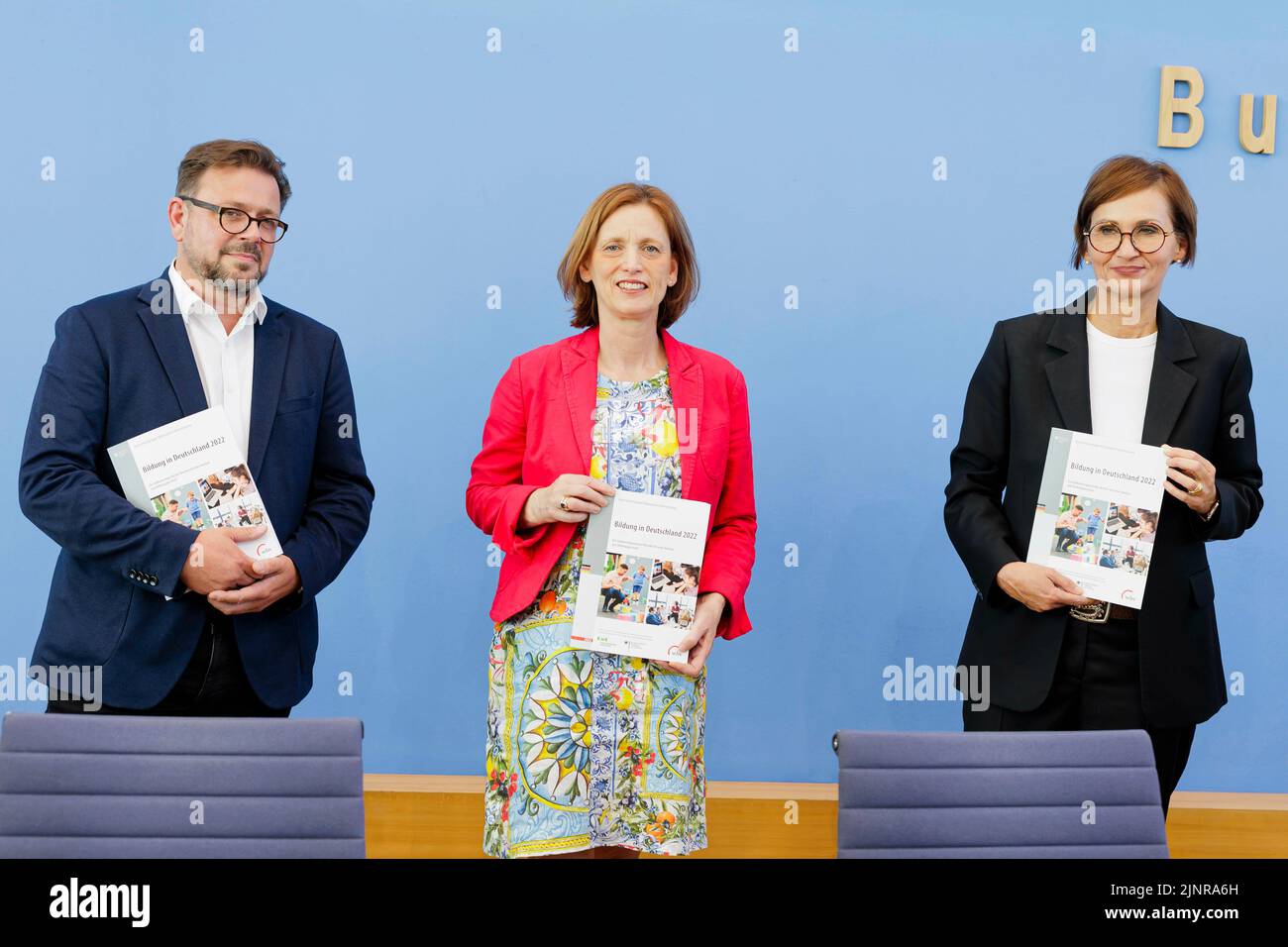 Der Bildungsbericht. 23.. Juni 2022., Prof. Kai Maaz, Sprecher der Autorengruppe, Karin Prien, Präsidentin der Kultusminister-Konferenz und Ministerin für Bildung, Wissenschaft und Kultur des Landes Schleswig-Holstein, Bettina stark-Watzinger, Bundesministerin für Forschung und Bildung, Berlin, 23. Juni 2022. Präsentation des Bildungsberichts. Kredit: dpa/Alamy Live Nachrichten Stockfoto