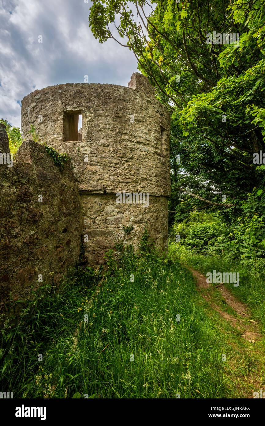Die Ruinen von Aberlleiniog Castle, Isle of Anglesey, Nordwales Stockfoto
