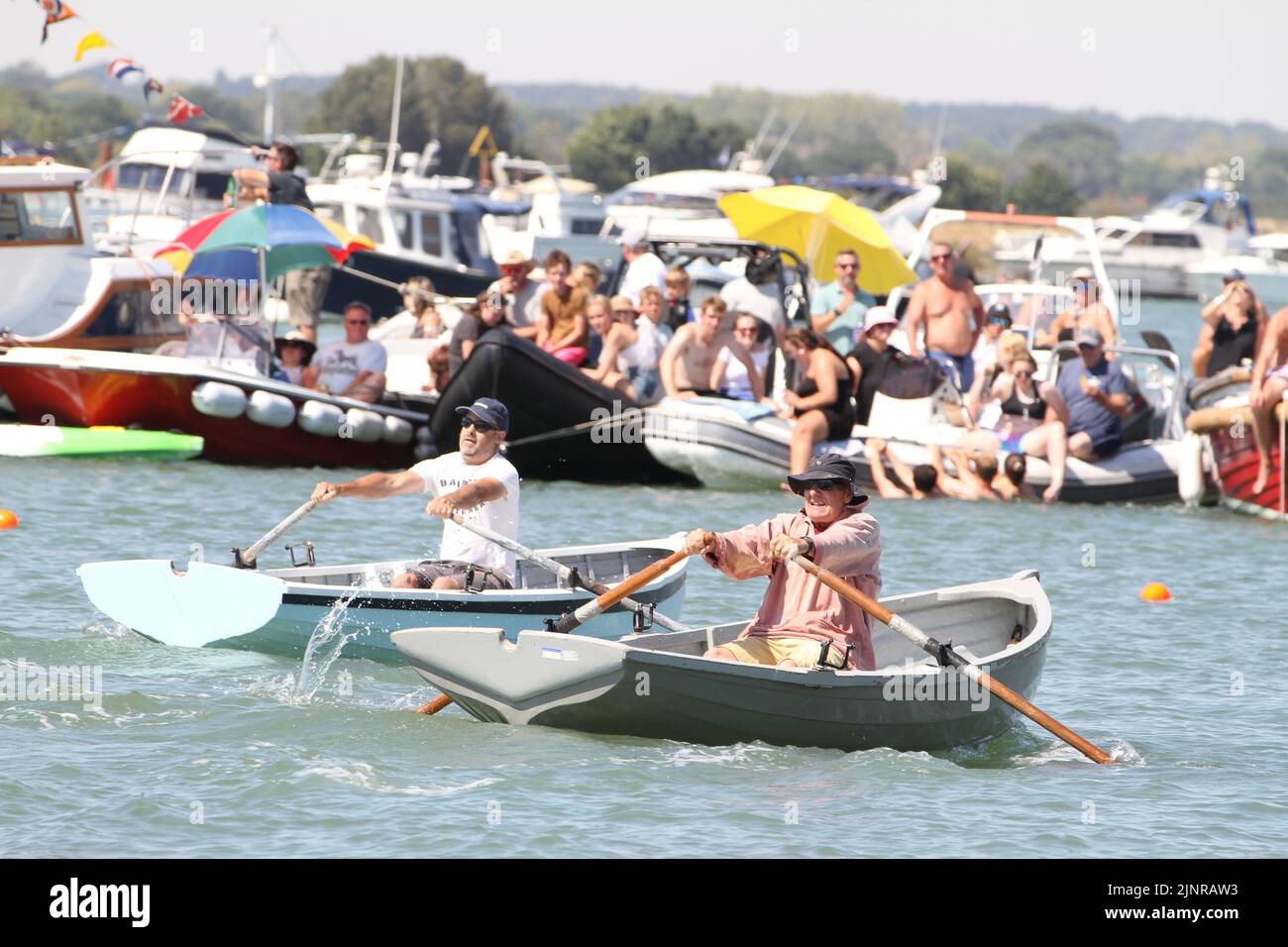 West Mersea, Großbritannien. 13. August 2022. Die West Mersea Regatta findet auf Mersea Island statt. Die Regatta wird seit 1838 fast ununterbrochen durchgeführt und wird von Freiwilligen organisiert. Ruderwettkämpfer. Kredit: Eastern Views/Alamy Live Nachrichten Stockfoto