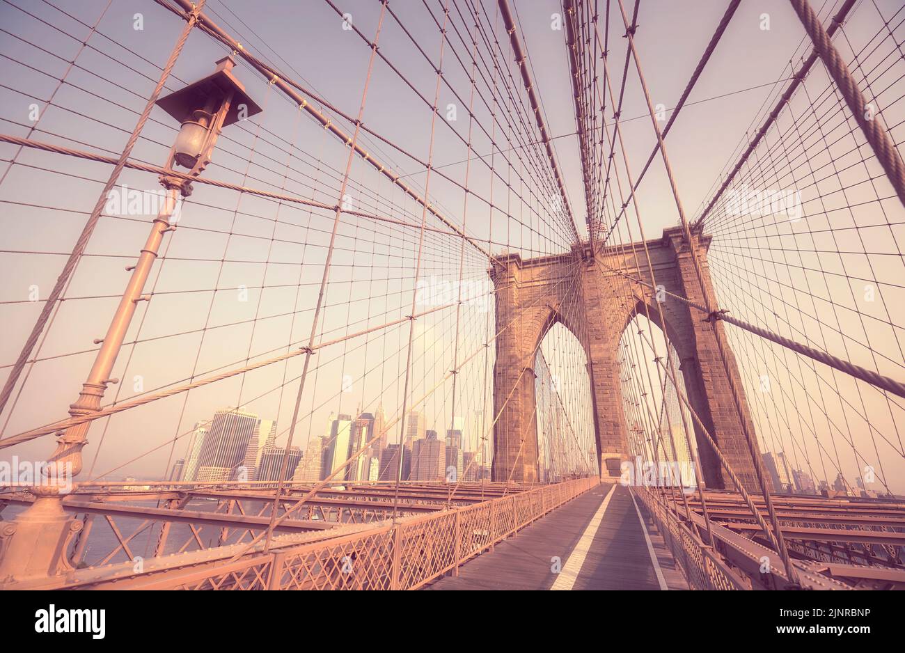 Retro-stilisiertes Bild der Brooklyn Bridge, New York City, USA. Stockfoto