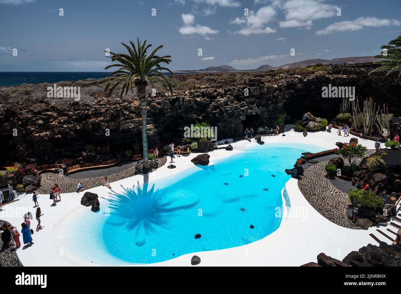 Touristen besuchen Jameos del Agua an der Nordostküste der Vulkaninsel Lanzarote. Stockfoto