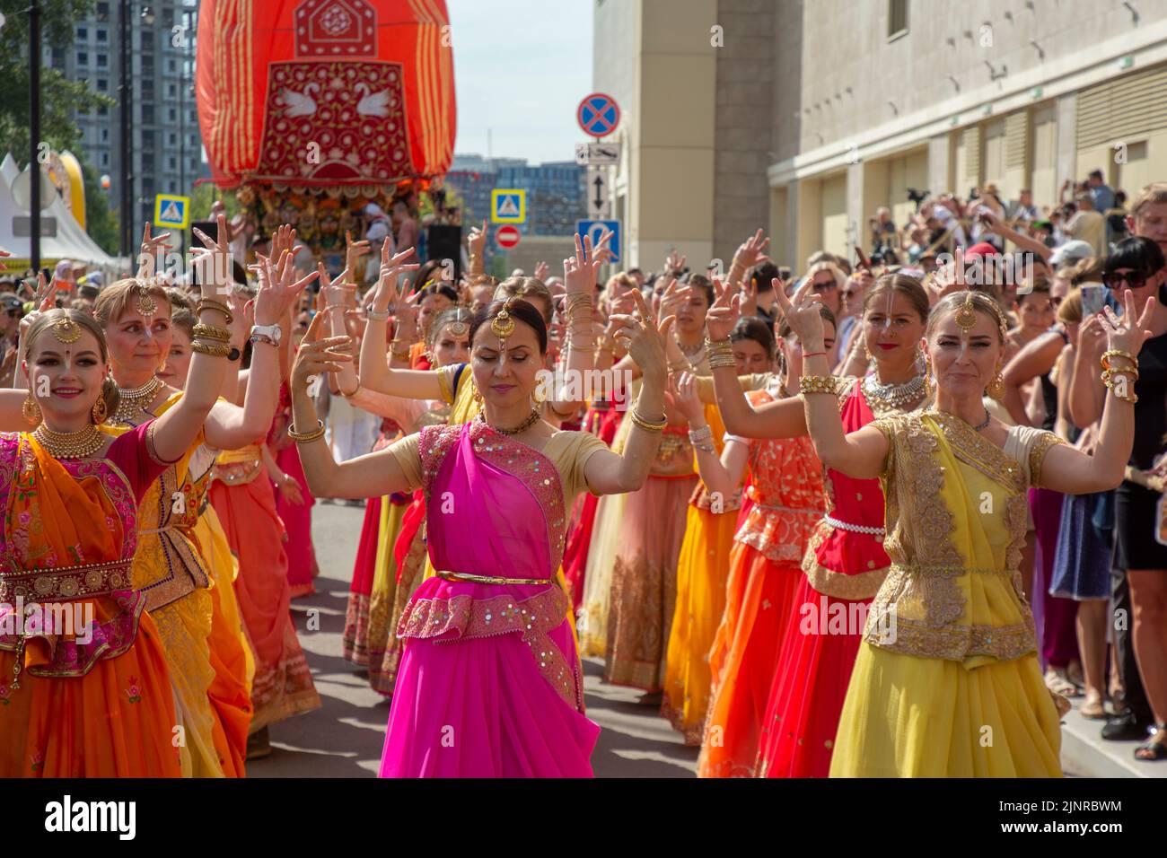 Moskau, Russland. 13. vom August 2022. Eine Menge Anhänger marschieren mit dem Hauptwagen während der Feier der Ratha Yatra Parade oder des Hindu Religious Chariot Festivals, als Teil des India Day Festivals im Dream Island Park, Russland Stockfoto Moskau, Russland. 13. vom August 2022. Eine Menge Anhänger marschieren mit dem Hauptwagen während der Feier der Ratha Yatra Parade oder des Hindu Religious Chariot Festivals, als Teil des India Day Festivals im Dream Island Park, Russland Stockfoto